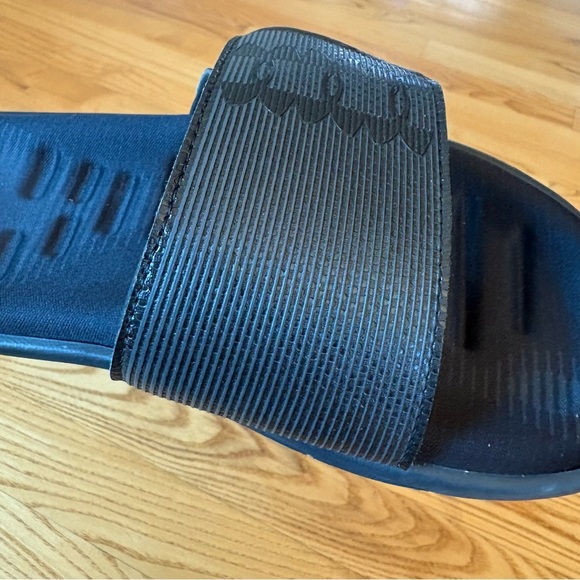 Under Armour black slides sandals UA slip on sandals youth boys size 5 5Y lines - Picture 12 of 13